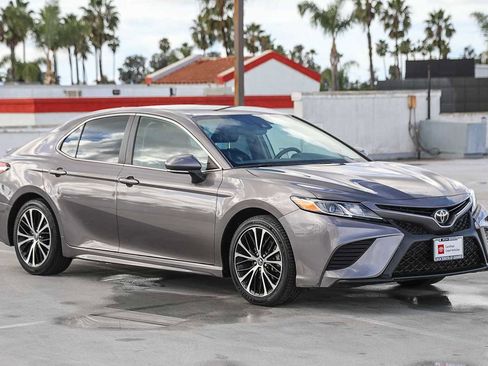 Used 2020 Toyota Camry SE image 4
