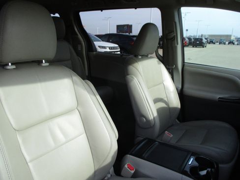 Used 2018 Toyota Sienna XLE Premium image 36
