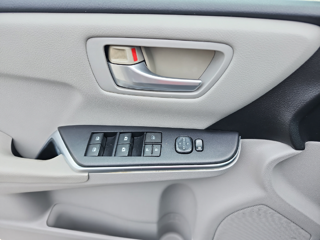 Used 2015 Toyota Camry LE FWD image 23