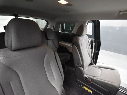 Certified 2024 Kia Carnival LX image 19