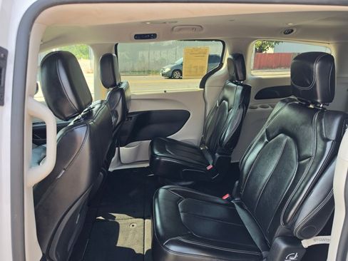 Used 2024 Chrysler Pacifica Touring-L FWD image 19