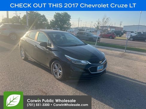 Used 2017 Chevrolet Cruze LT FWD image 1