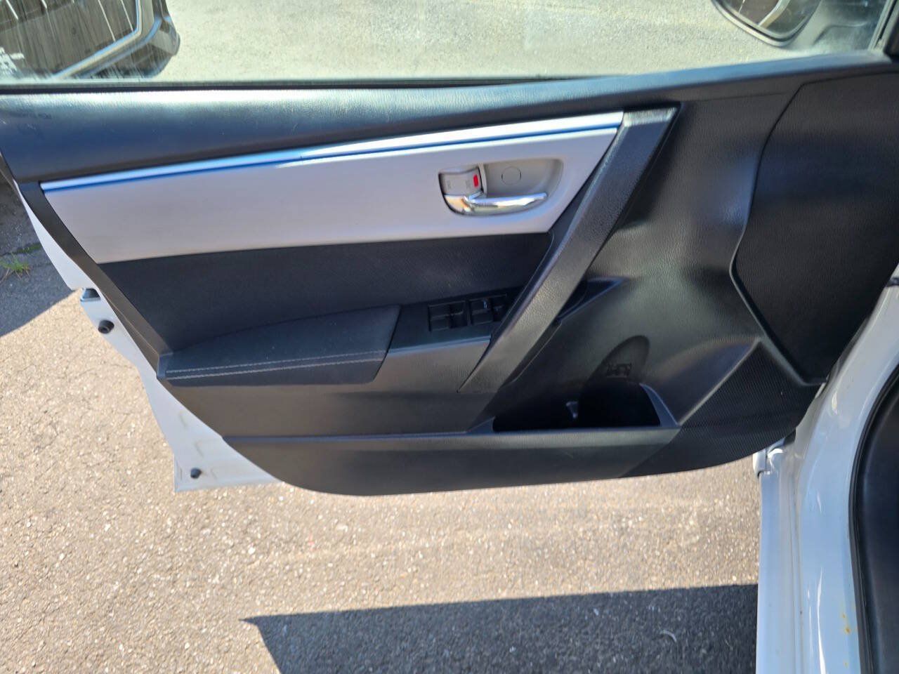 Used 2015 Toyota Corolla LE FWD image 14