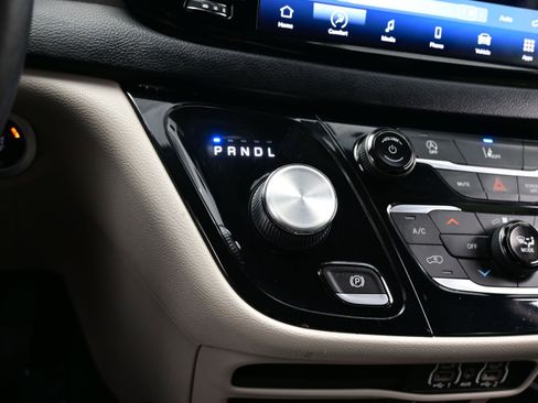 Used 2022 Chrysler Pacifica Touring-L FWD image 23