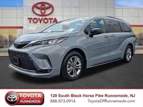 Certified 2023 Toyota Sienna XSE w/ XSE Plus Package AWD/4WD image 3