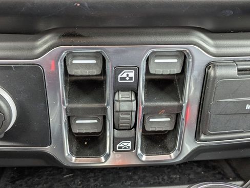 Used 2022 Jeep Wrangler Unlimited Sahara w/ Cold Weather Group AWD/4WD image 25