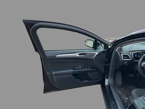Used 2017 Ford Fusion SE w/ Fusion SE Technology Package FWD image 22