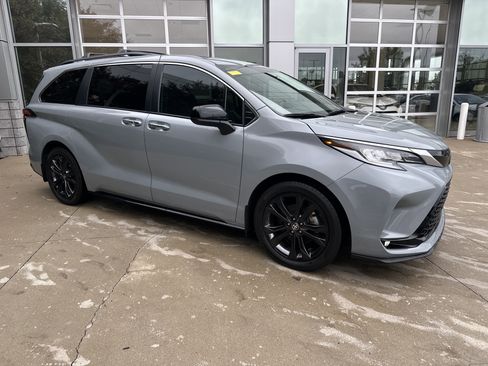 Used 2024 Toyota Sienna XSE w/ XSE Plus Package FWD image 2