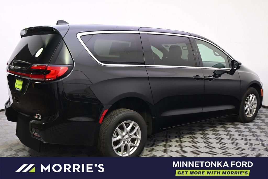 Used 2026 Chrysler Pacifica Select FWD image 8