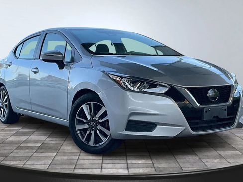 Used 2020 Nissan Versa SV image 3