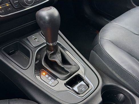 Used 2019 Jeep Cherokee Limited FWD image 19