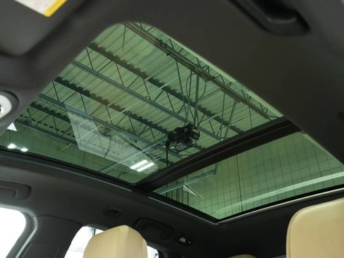 Certified 2025 Porsche Macan AWD/4WD image 37