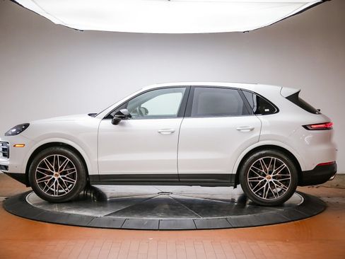 Certified 2025 Porsche Cayenne AWD/4WD image 2