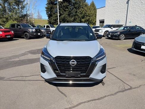 Used 2024 Nissan Kicks SR w/ SR Premium Package FWD image 8