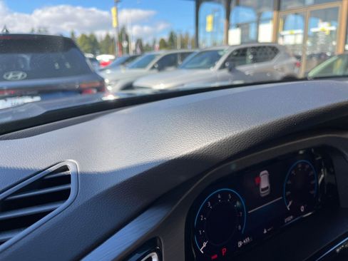 Used 2025 Volkswagen Atlas Cross Sport SE image 34