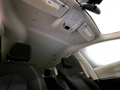Used 2023 Chrysler Voyager LX image 28