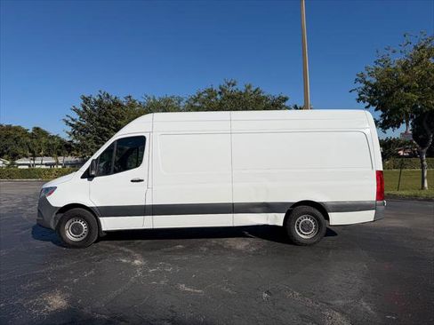 Used 2022 Mercedes-Benz Sprinter 2500 image 3