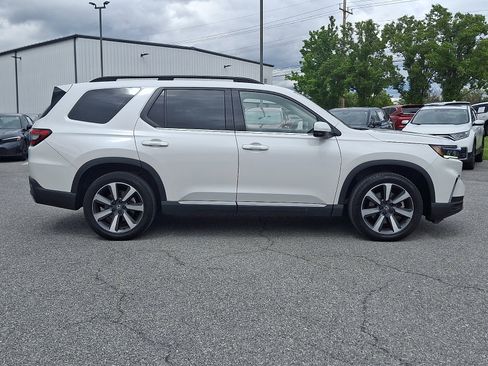 Used 2023 Honda Pilot Touring image 7