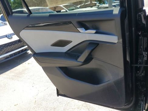 Certified 2025 Volkswagen Tiguan SE w/ Panoramic Sunroof Package AWD/4WD image 13