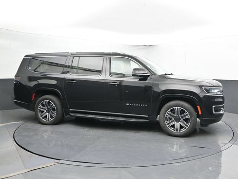 Used 2024 Jeep Wagoneer L Series II w/ Flexible Seating Group AWD/4WD image 4