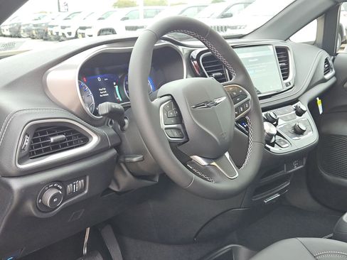 New 2026 Chrysler Pacifica Select image 10