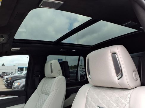 Used 2026 Cadillac Escalade Platinum Sport w/ LPO, ONYX Package AWD/4WD image 19