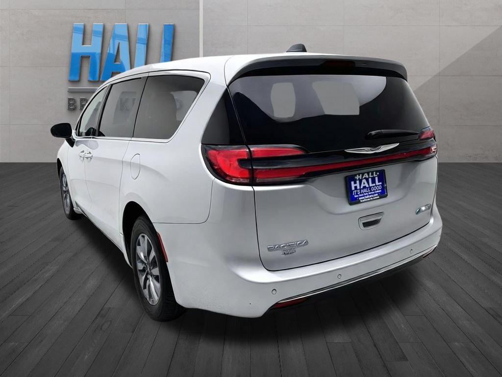 Used 2023 Chrysler Pacifica Touring-L FWD image 3