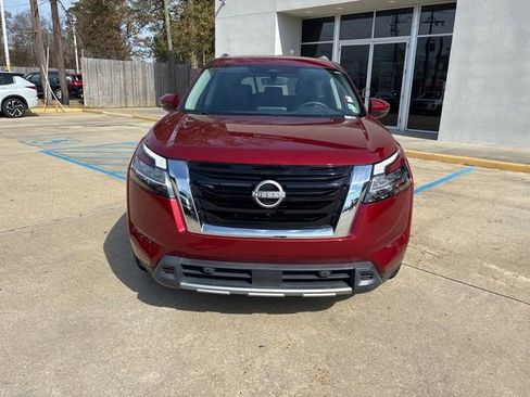 Used 2024 Nissan Pathfinder SL FWD image 2