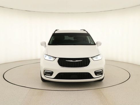 Used 2022 Chrysler Pacifica Touring-L w/ Uconnect Theater Family Group AWD/4WD image 11