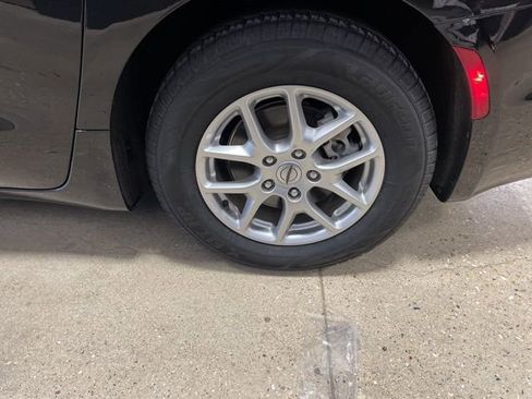 Used 2024 Chrysler Pacifica Touring-L image 35