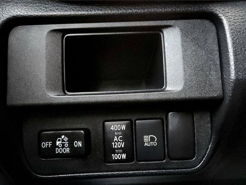 Used 2018 Toyota Tacoma TRD Off-Road w/ Technology Package AWD/4WD image 31