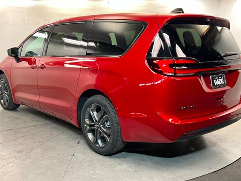 New 2026 Chrysler Pacifica Select image 3