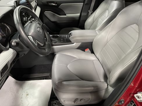 Used 2022 Toyota Highlander XLE image 9