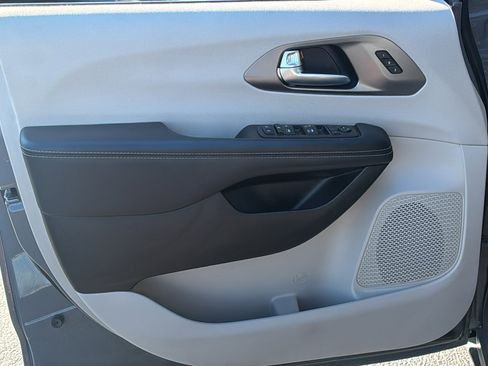 Used 2023 Chrysler Pacifica Touring-L image 22