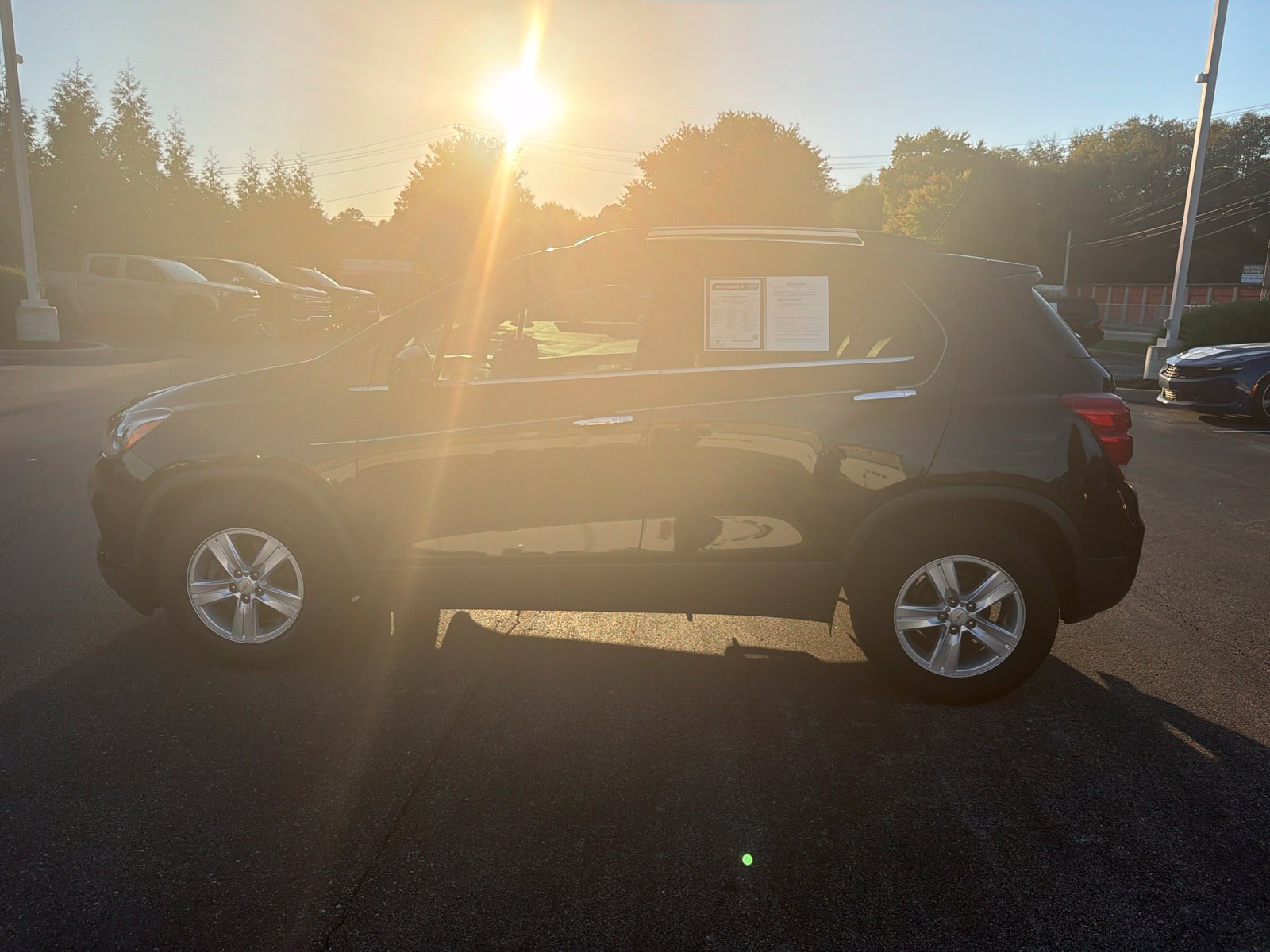 Used 2019 Chevrolet Trax LT w/ LT Convenience Package FWD image 2
