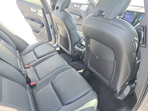 Used 2022 Volvo XC60 B5 Inscription image 11