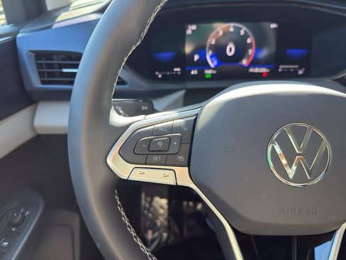 Used 2022 Volkswagen Taos SE w/ Driver Assistance Package image 15