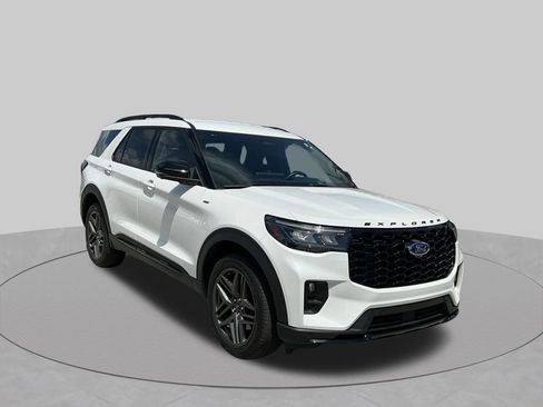 Used 2025 Ford Explorer ST-Line w/ ST-Line Street Pack AWD/4WD image 10