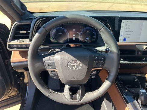 Used 2025 Toyota Crown Signia image 19