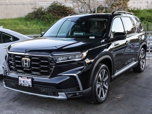 Certified 2024 Honda Pilot Touring image 2