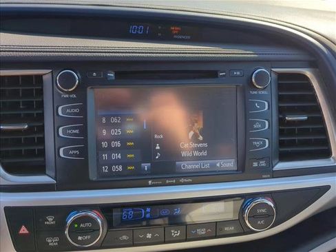 Used 2018 Toyota Highlander XLE image 17