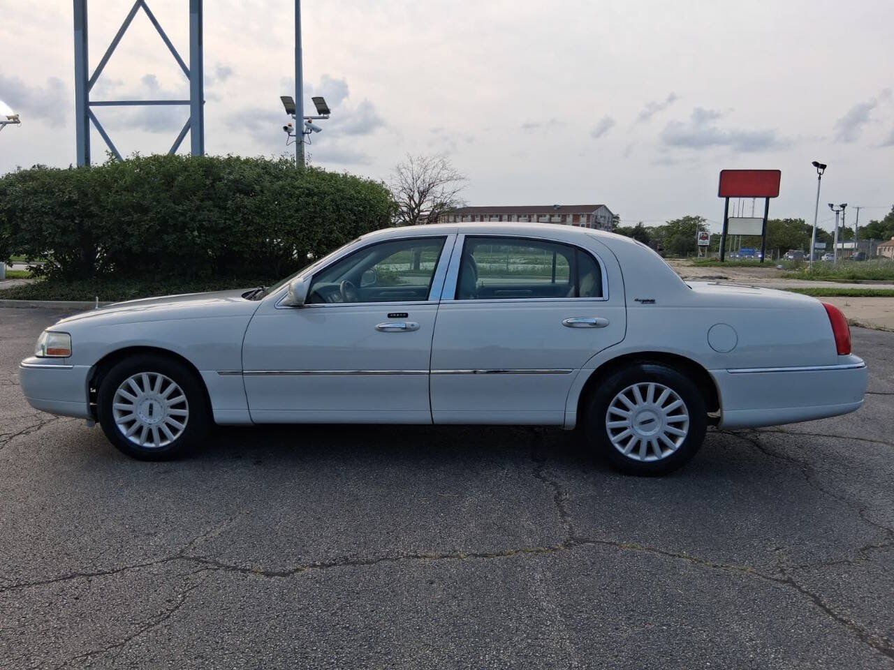 Used 2005 Lincoln Town Car Signature Limited RWD image 5
