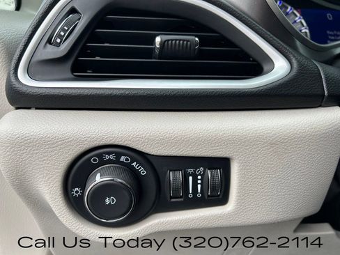 Used 2024 Chrysler Pacifica Touring-L FWD image 17