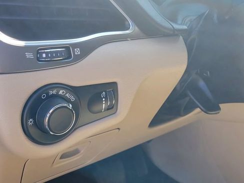 Used 2020 Jeep Cherokee Latitude w/ Cold Weather Group AWD/4WD image 13