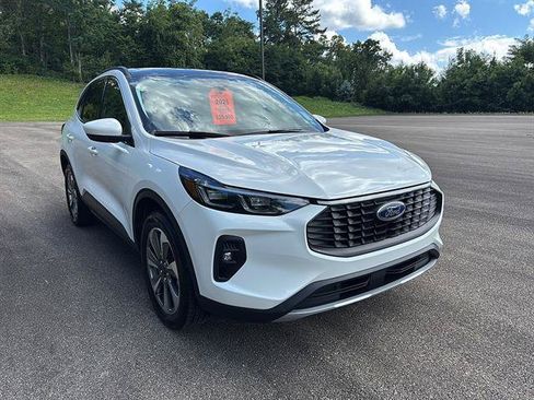 Certified 2025 Ford Escape Platinum w/ Class II Trailer Tow Package AWD/4WD image 6