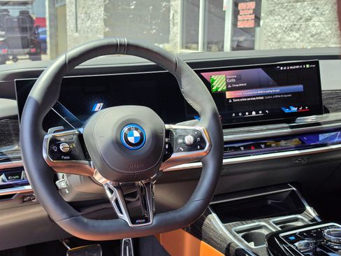 Used 2025 BMW i7 xDrive60 w/ Executive Package AWD/4WD image 13