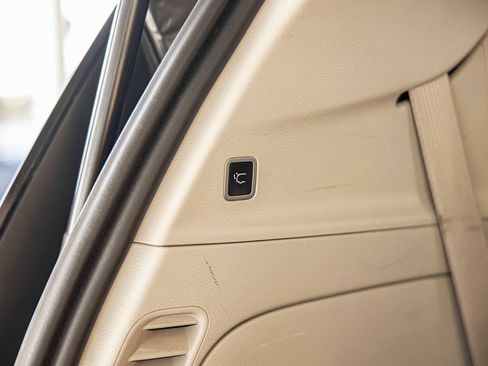 Used 2022 Chrysler Voyager LX image 19