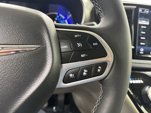 Used 2023 Chrysler Pacifica Touring-L image 36