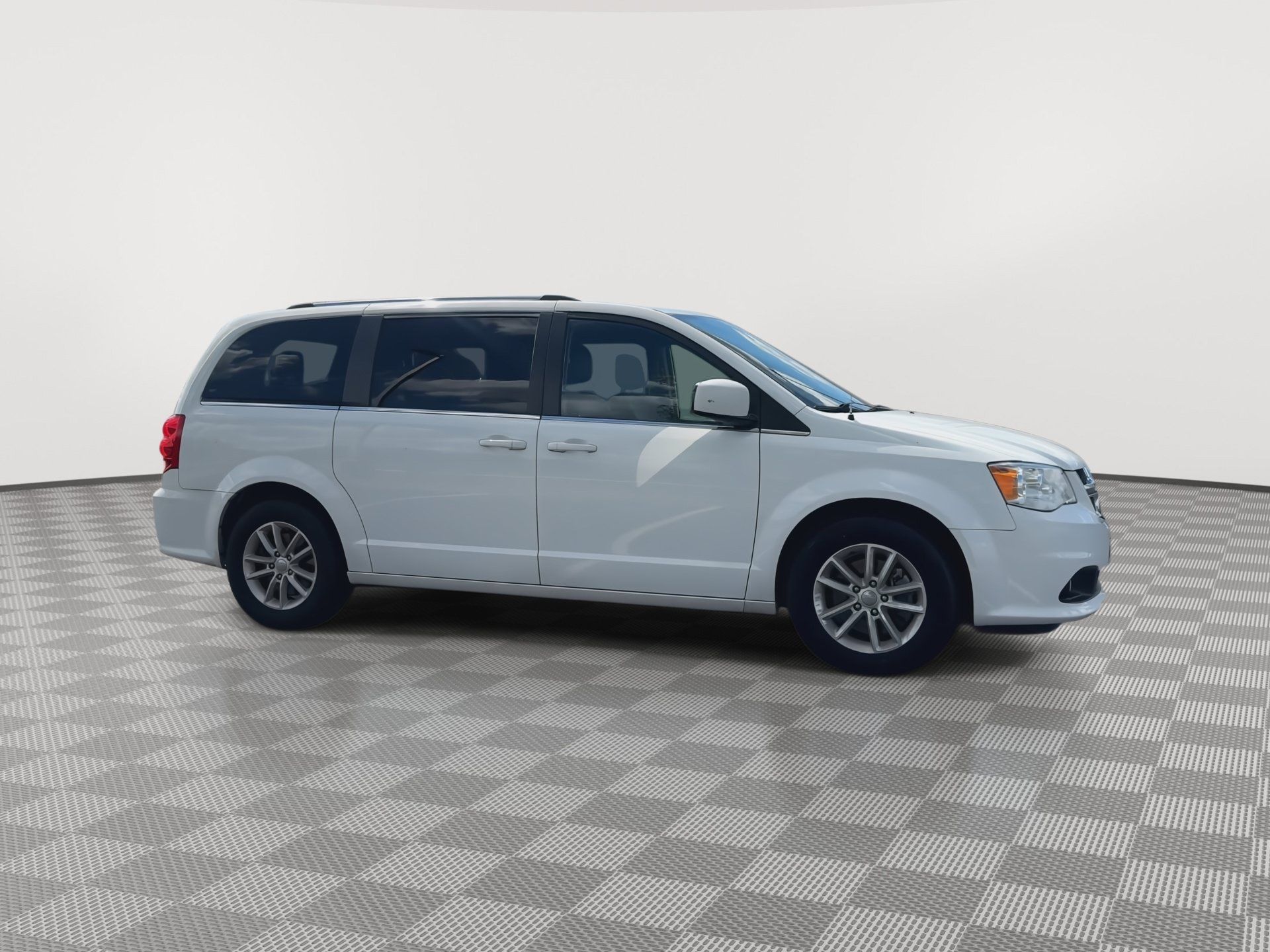 Used 2019 Dodge Grand Caravan SXT FWD image 2