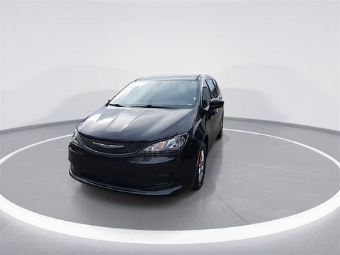 Used 2022 Chrysler Voyager LX image 3